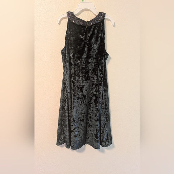 Elegant Green Velvet Dress - Picture 2 of 6